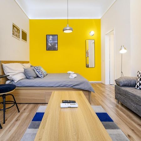 Stylish Yellow Suite In The Heart Of Budapest Esterno foto