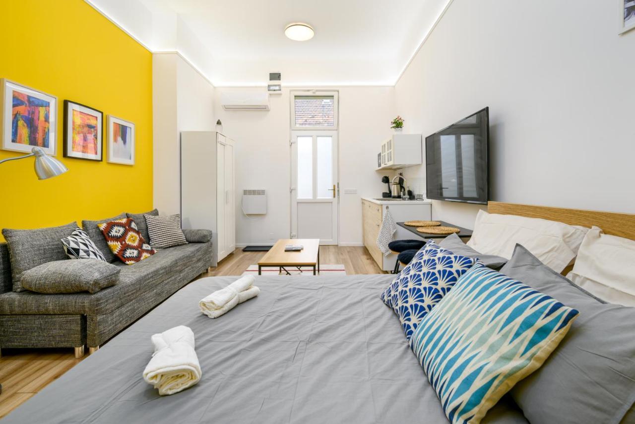 Stylish Yellow Suite In The Heart Of Budapest Esterno foto