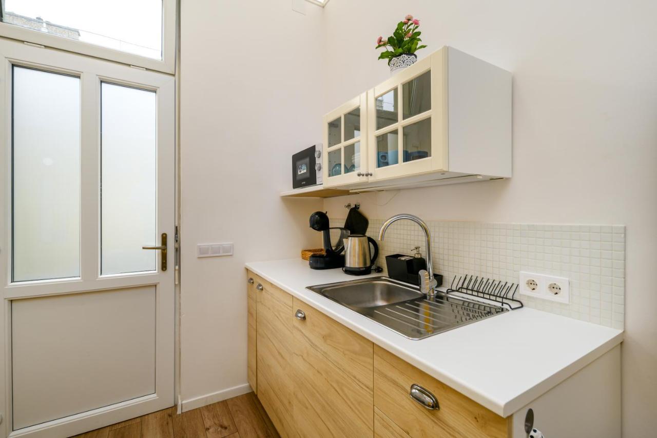 Stylish Yellow Suite In The Heart Of Budapest Esterno foto