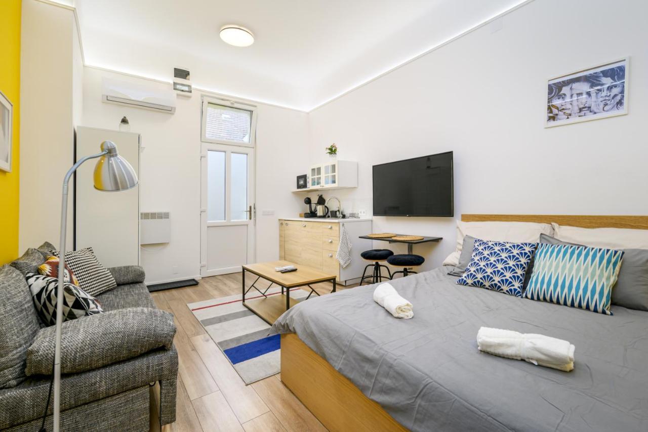 Stylish Yellow Suite In The Heart Of Budapest Esterno foto