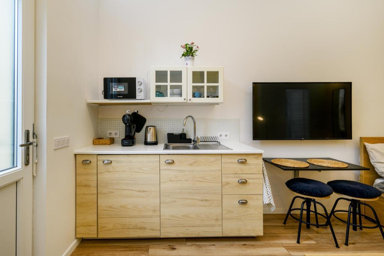 Stylish Yellow Suite In The Heart Of Budapest Esterno foto