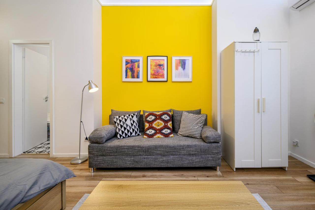 Stylish Yellow Suite In The Heart Of Budapest Esterno foto