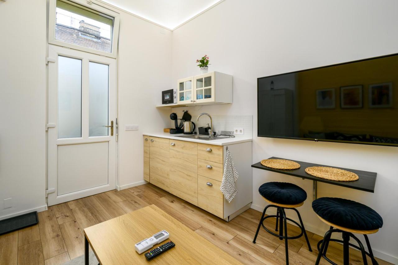 Stylish Yellow Suite In The Heart Of Budapest Esterno foto