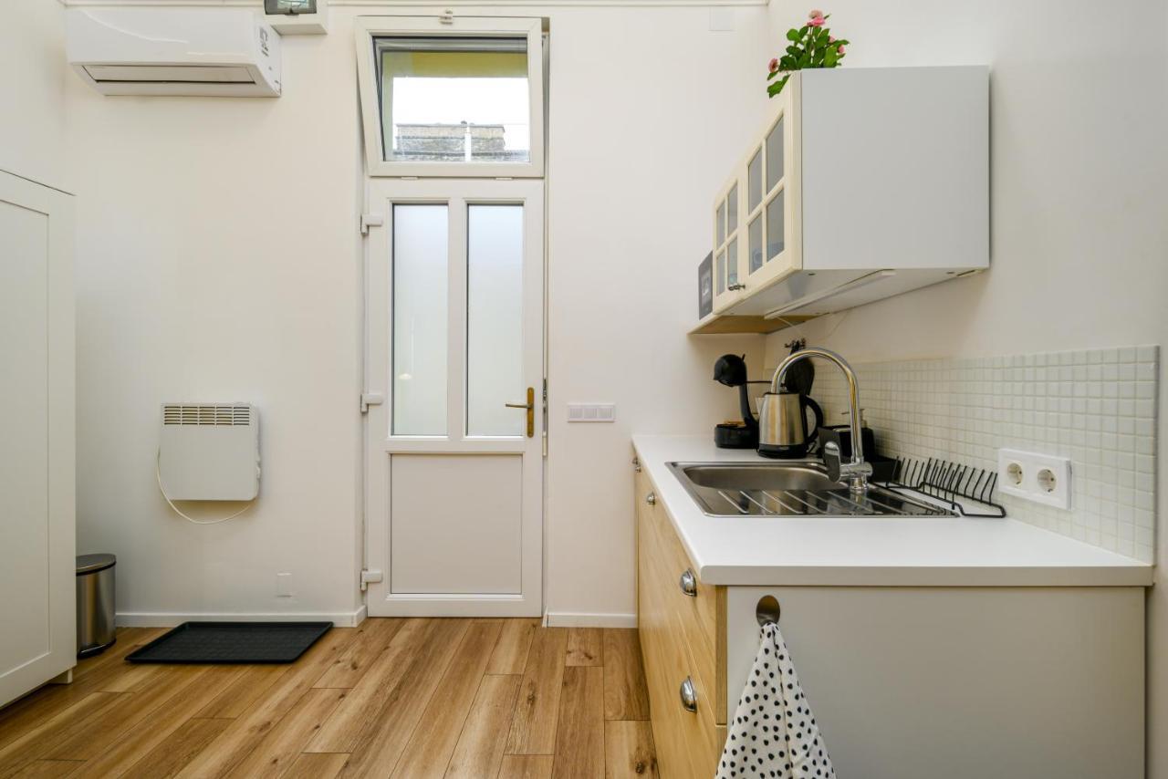 Stylish Yellow Suite In The Heart Of Budapest Esterno foto