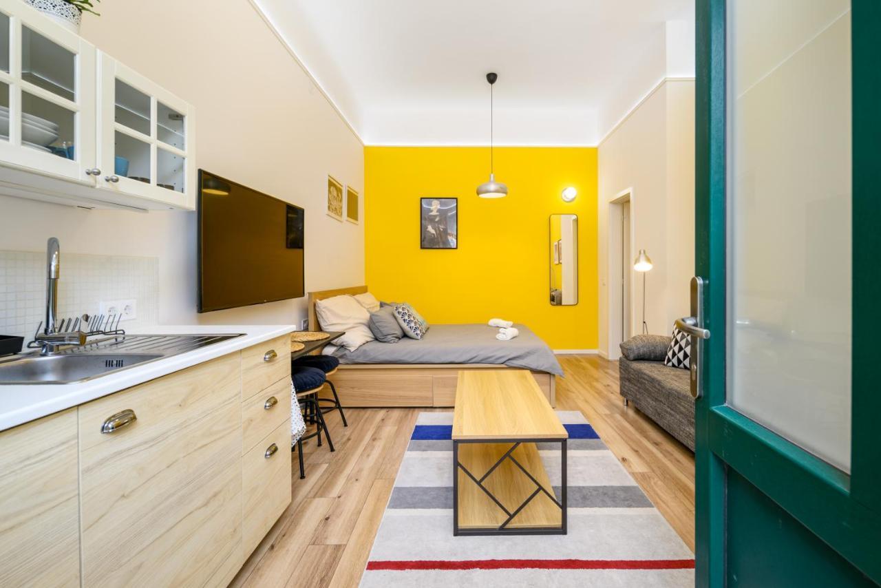Stylish Yellow Suite In The Heart Of Budapest Esterno foto